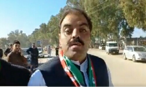 PTI leader kicks reporter for pointing out small crowd