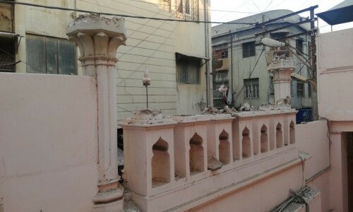 What is it about minarets on Ahmadi places of worship?