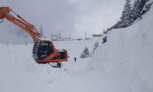Tourists stranded as snowstorm, avalanche close Lowari Tunnel