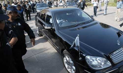 Which is bigger: Number of UK govt official cars or Pakistan&rsquo;s?