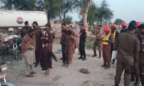 Oil tanker runs over nomads killing 7 in Dunyapur