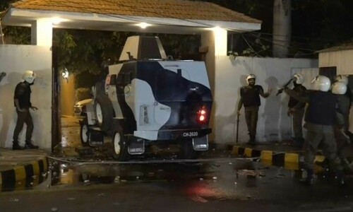 Police raid Parvez Elahi&rsquo;s house in Lahore