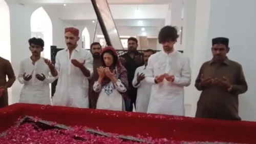 Fatima Bhutto, Graham pay their respects at Garhi Khuda Bakhsh