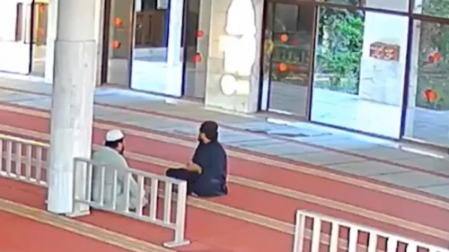 Blind Muezzin gets his &lsquo;robbed&rsquo; mobile back