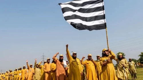 Why is JUI-F&rsquo;s &lsquo;army&rsquo; dressed in mustard?
