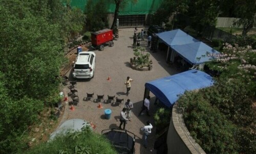 Commissioner arrives to &lsquo;set terms&rsquo; for searching Imran&rsquo;s Lahore residence