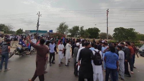 Students block University Road in Karachi to protest &lsquo;abduction&rsquo;