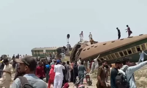 30 killed as train derails in Sindh&rsquo;s Nawabshah