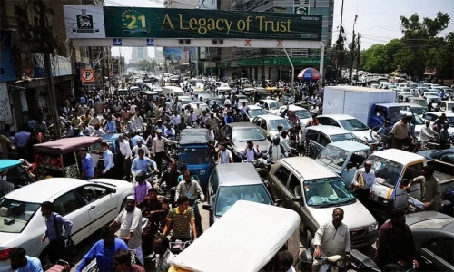 Citizens stranded for hours due to jammed traffic across Karachi on Independence Day