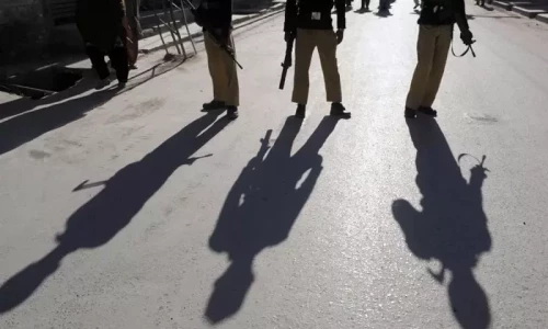 Peshawar police arrest woman accused of extorting govt officials