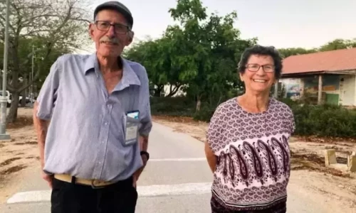 Why did the released elderly Israeli woman shake hands with the Hamas fighter?