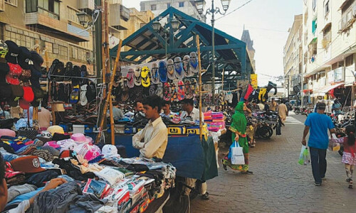 Karachi street vendors help economy with no legal status