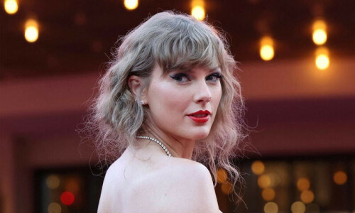 Taylor Swift&rsquo;s re-recording of &lsquo;1989&rsquo; dominates UK music charts