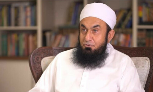 Maulana Tariq Jamil pays emotional visit to late son&rsquo;s office, gets nostalgic