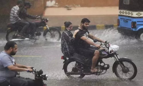 Temperature drops as parts of Karachi receive rain