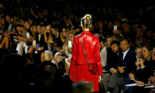 Here&rsquo;s why we choose dark colour shades in winters