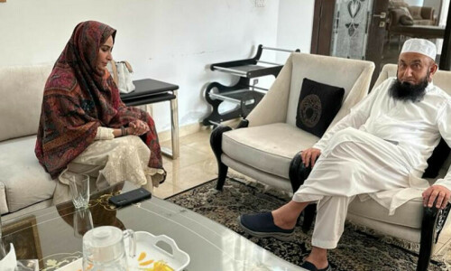 Reema Khan meets Maulana Tariq Jamil to condole his son&rsquo;s death