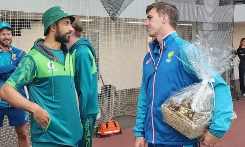 Pakistan players, staff come with Christmas gifts for Aussies