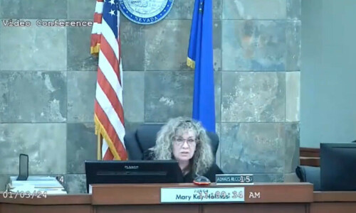 Convicted felon attacks female judge during sentencing