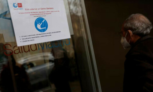 Spain makes masks mandatory in healthcare centres amid flu, COVID peak
