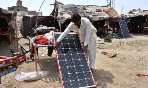 Solar panel prices decrease as Pakistan nears end of winter