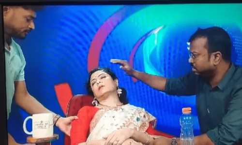Indian anchor faints while reading news