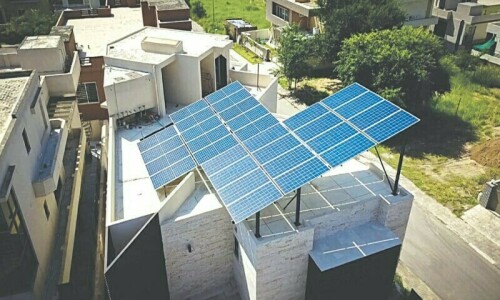 Govt mulls slashing solar net metering buyback rates by Rs10 per unit