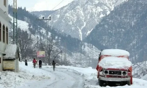 Climate Change: Unusual April snowfall attracts tourists to Kaghan Valley
