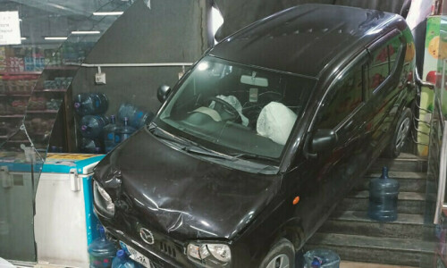 Car rams into shopping mart in Islamabad