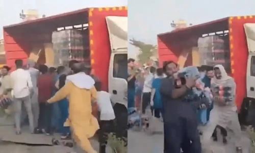 Soft drink truck looted after crashing in Faisalabad