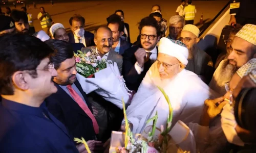 Dawoodi Bohra community leader Syedna Mufaddal arrives in Karachi