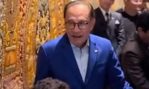 Malaysia&rsquo;s new prime minister sings Bollywood hit at Delhi hotel