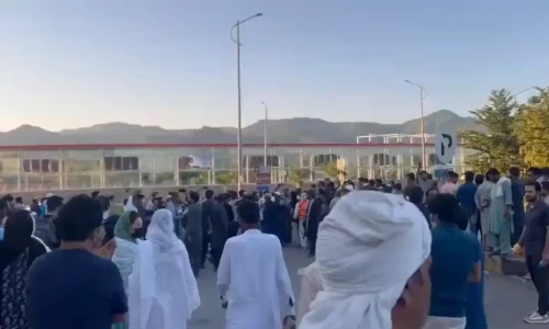 Protesting PTI workers enter KP Assembly amid deadline for Gandapur&rsquo;s recovery