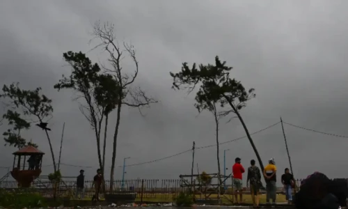 Cyclone causes evacuations in India, is Pakistan in danger?