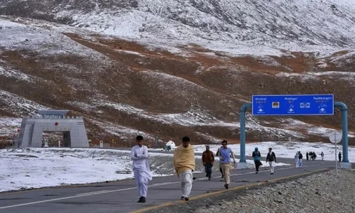 Heavy snowfall strands vehicles at Gilgit Baltistan&rsquo;s Khunjerab Top