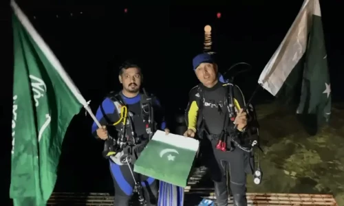 Pakistani youth celebrate New Year underwater in Saudi Arabia