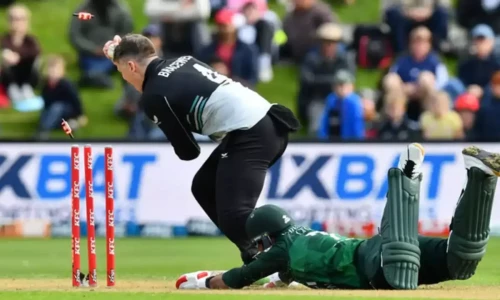 Big-hitting New Zealand crush Pakistan by five wickets for 2-0 lead