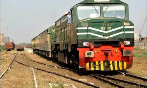Fire erupts in Karachi Express train