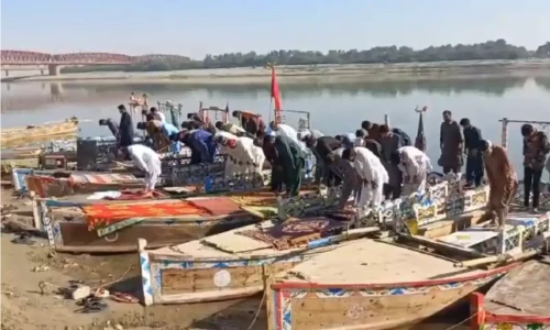Climate protest: Eid prayers offered in boats on Indus River