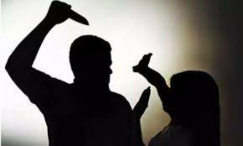 بھارتی اداکارہ پر شوہر کا چاقو سے وار، سر بھی دیوار میں دے مارا