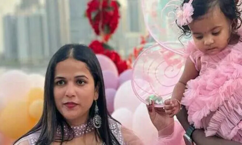 شارجہ: بھارتی خاتون نے جہیز کے طعنوں، اور سُسر کے ظلم سے تنگ آکر ڈیڑھ سالہ بیٹی کو مار کر خود کشی کرلی