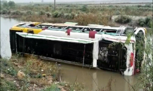 6 killed, 12 injured as Karachi picnic bus overturns near Makli due to overspeeding