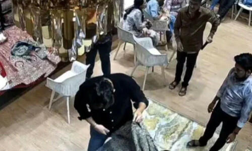 منگیتر کے لہنگے نے ہنگامہ کھڑا کردیا ،نوجوان کی دکان پر دھاوا بولنے کی ویڈیو وائرل