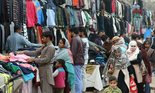 سستے میں اچھا دکھنے کا شوق: پاکستانیوں نے کروڑوں کے لنڈا کے کپڑے خرید لئے