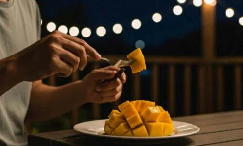 رات کے وقت آم کھانا فائدہ مند ہے یا نقصان دہ؟ شوقین کیلئے بڑی خبر