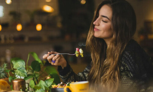 اکیلے ’کھانا‘ کھانا یا ’سولو ڈائننگ‘ کیا واقعی خود سے ملاقات ہے؟