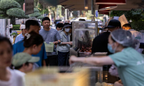 Hotels in China set up street stalls as guests tighten belts
