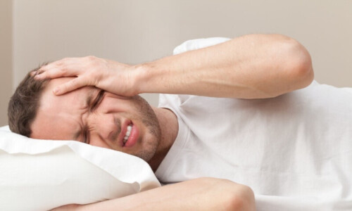 صبح اٹھتے ہی سر میں درد کیوں ہوتا ہے؟ جانیں اہم وجوہات اور اس کا حل