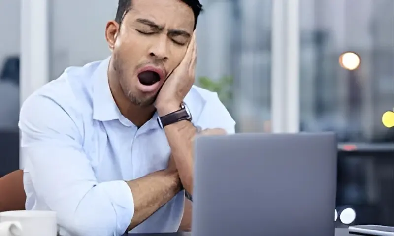 اگر دن میں بھی ہر وقت نیند آتی ہے تو یہ 6 عادتیں فوراً بدلیں