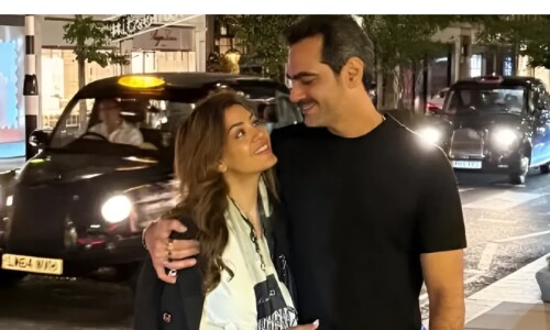 ایشاء دیول کے سابق شوہر نے نئی محبت کا اعلان کردیا، تصاویر وائرل